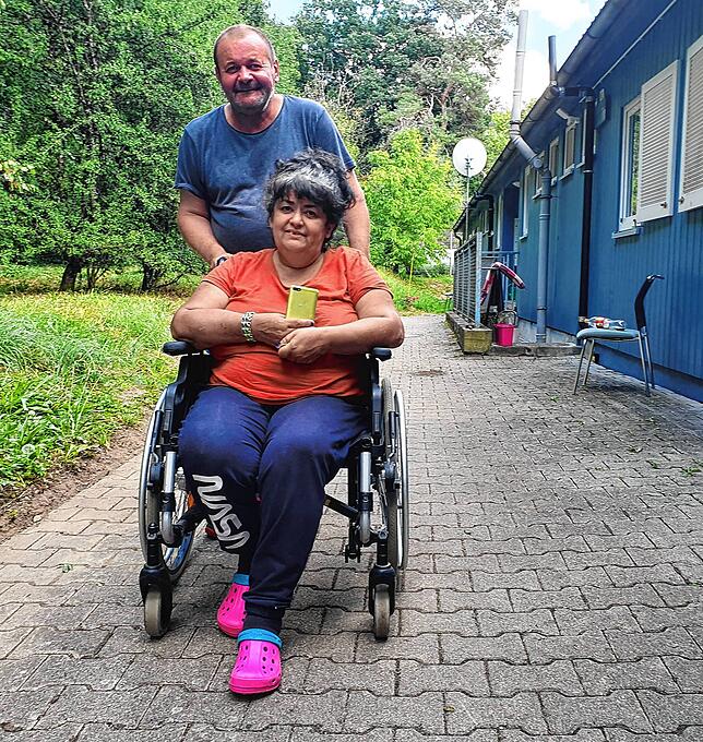 Vor der blauen Baracke, die neben dem Entsorgungszentrum Füllenwaid in Überlingen steht.