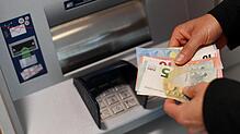 Einer Umfrage der Bundesbank zufolge haben die Deutschen bis zu 7.600 Euro auf dem Girokonto und damit sofort verfügbar.