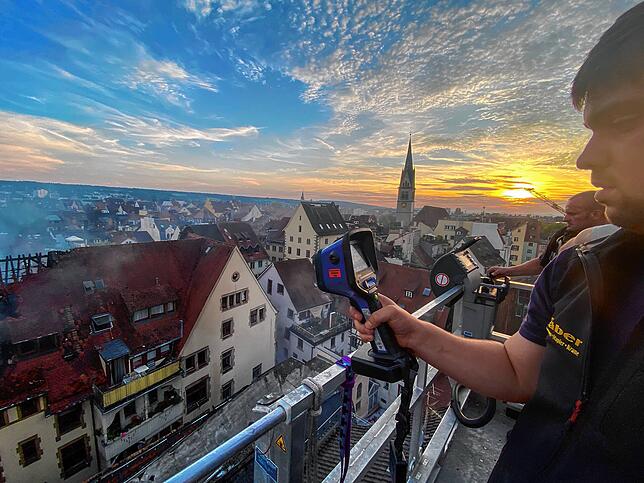 Bild 1: Nach dem Großbrand in Konstanz: Der Einsatz geht in seine zweite Nacht