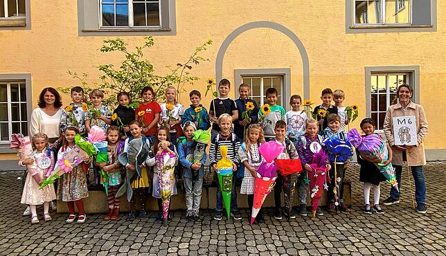 Die Klassenlehrerinnen Helen Eden und Silke Deseyve stellen sich mit ihren neuen Schützlingen zum Gruppenfoto auf.