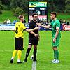 Die Kapitäne bei der Platzwahl: Steffen Allgaier (links) vom SV Denkingen und Nico Restle vom TSV Aach-Linz.