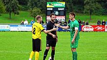 Die Kapitäne bei der Platzwahl: Steffen Allgaier (links) vom SV Denkingen und Nico Restle vom TSV Aach-Linz.