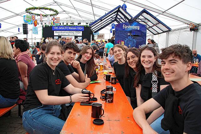 Am Vatertag visierten die Besucher nach ihrer Wanderung in großen Gruppen das Festzelt des FC Weizen an, wie die jungen Musiker der ...