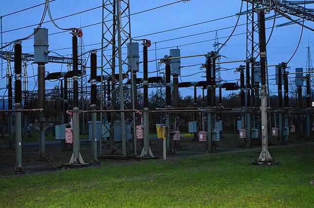 Ein weiteres Bild des 380-kV-Areals. Die gelbe Arme sind Leitungstrenner (hier geschlossen) mit Kombiwandlern dahinter.