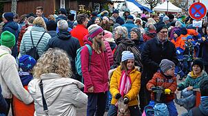 Unzählige Besucher strömen zum 30.Königsfelder Weihnachtsmarkt in die festlich geschmückte Friedrichstraße. Beim Kinderkarussell kommt ...