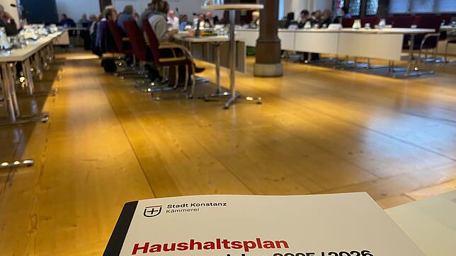 Ein dickes Buch auf dem Tisch – und bald wieder dicke Luft im Ratssaal? Konstanz ringt um Wege, wie die Stadt nicht mehr Geld ausgibt, ...