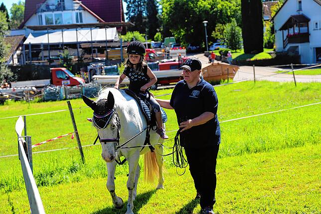 Ponyreiten ist für die kleinen Besucher natürlich eine willkommene Abwechslung.