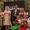 Würdevoll war Der Festakt zur Krönung der Erzinger Weinprinzessin (hinten, von links): Bodensee-Weinprinzessin Pia Dreher, die Erzinger ...