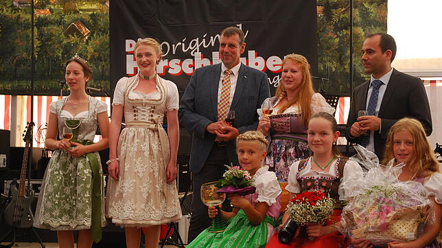 Würdevoll war Der Festakt zur Krönung der Erzinger Weinprinzessin (hinten, von links): Bodensee-Weinprinzessin Pia Dreher, die Erzinger ...