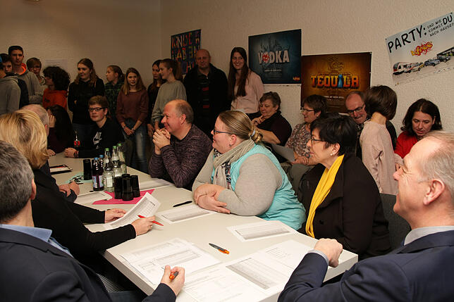 Eine spürbare Anspannung herrscht bei der Sitzung des Wahlausschusses mit Bürgermeister Johannes Moser (re.) vor der Bekanntgabe der ...