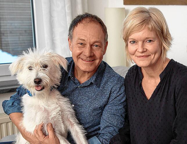 Hans-Peter Storz mit seiner Frau Sandra und Hündin Lotti.
