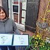 Diese beiden Originalkarikaturen von Otto Waalkes, die Tourismuschefin Sylvia Westermann präsentiert, versteigert der SÜDKURIER für ...