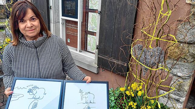 Diese beiden Originalkarikaturen von Otto Waalkes, die Tourismuschefin Sylvia Westermann präsentiert, versteigert der SÜDKURIER für ...