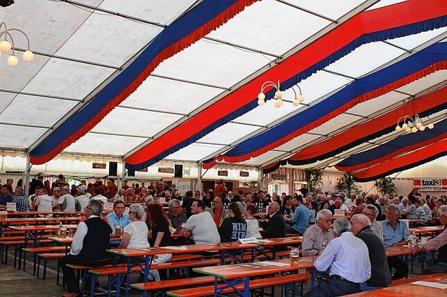 Nach und nach füllt sich das große Festzelt neben der Kirnberghalle. Viele Handwerksbetriebe haben ganze Tische reserviert.
