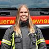 Nathalie Rode in Feuerwehrmontur vor einem Einsatzfahrzeug in Radolfzell. Seit ihrer Kindheit ist sie Feuerwehrfrau.