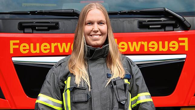 Nathalie Rode in Feuerwehrmontur vor einem Einsatzfahrzeug in Radolfzell. Seit ihrer Kindheit ist sie Feuerwehrfrau.