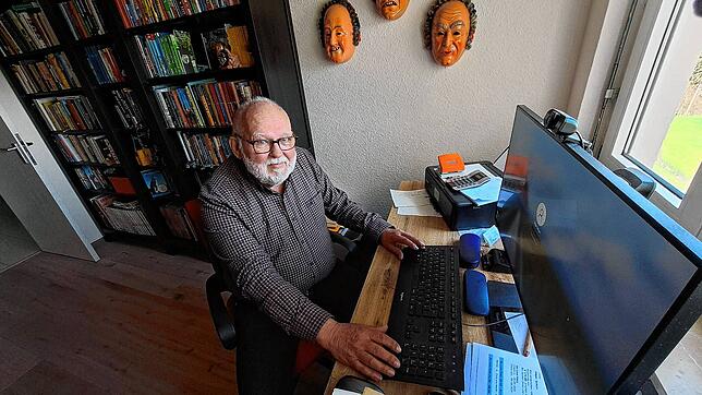 Seine Wurzeln als Villinger kann er nicht verleugnen. Edgar Schurr ist ein Fastnachtsfan. In seiner Wohnung in Schwenningen hängen ...