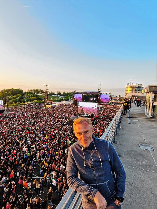 Diplom-Meteorologe Bernhard Mühr an seinem Arbeitsplatz, dem Festivalgellände von Rock am Ring im Juni 2023. Klarer Himmel, keine ...