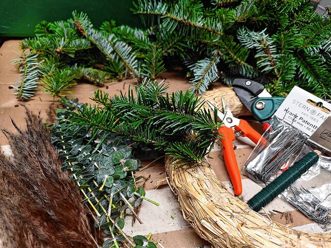 Zum Binden eines Adventskranz braucht es unter anderem einen Rohling oder eine Kranzunterlage, eine Rebschere, wenn vorhanden eine ...