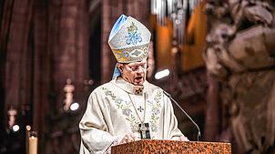 Erzbischof Stephan Burger beim Gottesdienst im Freiburger Münster. Das Oberhaupt der Katholiken in Baden und Hohenzollern besucht am ...