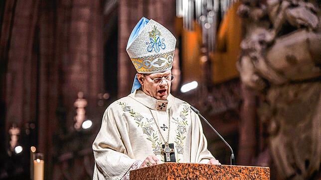 Erzbischof Stephan Burger beim Gottesdienst im Freiburger Münster. Das Oberhaupt der Katholiken in Baden und Hohenzollern besucht am ...