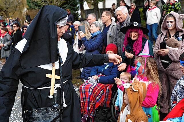 Bild 12: Fastnacht auf dem Schienerberg: Tausende feiern den Höriumzug mit kreativen Mottos