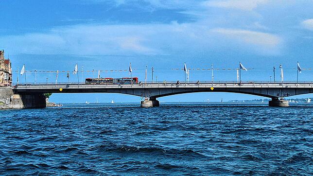 Während der Verkehrsruhe beim Seenachtfest wird die Alte Rheinbrücke gesperrt. Busse starten und enden dann am Sternenplatz. Schon am ...