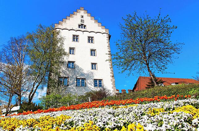 Der Schlossturm und der daran anschließende Langbau des Bischofschlosses (nicht im Bild) sind das prägende Wahrzeichen Markdorfs.