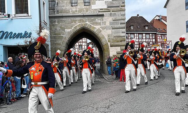 Bild 8: Tolle Stimmung beim Sonntagsumzug der Überlinger Narrenzunft &ndash; Teil 1