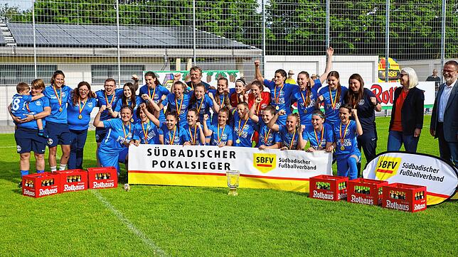 So sehen Siegerinnen aus! Der Hegauer FV sicherte sich nach einem spannenden Finale in Welschingen zum 14. Mal den südbadischen Pokal ...