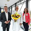 Gesundheitsverbunds-Chef Bernd Sieber (von links) mit dem neuen Chefarzt Steffen Heck und Rebecca Sellmann, Kaufmännische Direktorin des ...