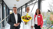 Gesundheitsverbunds-Chef Bernd Sieber (von links) mit dem neuen Chefarzt Steffen Heck und Rebecca Sellmann, Kaufmännische Direktorin des ...