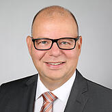Bild 1: Das Krankenhaus kann bauen und bekommt einen neuen Chef-Chirurgen