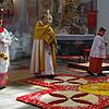 Zum Fronleichnamsfest trug Pater Prior Johannes Brügger die Heilige Eucharistie in der Monstranz über den vorbereitet Blütenteppich in ...
