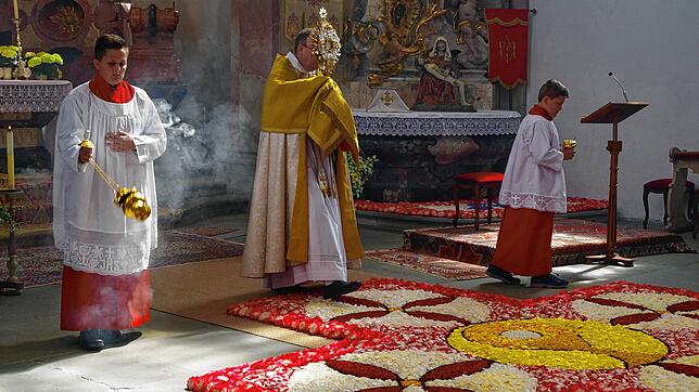 Zum Fronleichnamsfest trug Pater Prior Johannes Brügger die Heilige Eucharistie in der Monstranz über den vorbereitet Blütenteppich in ...