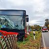 Der Bus ist in der Front komplett demoliert. Die Deutsche Bahn ist für das Abschleppen zuständig.