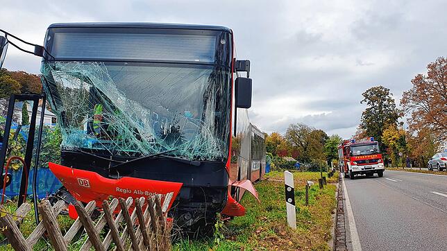 Der Bus ist in der Front komplett demoliert. Die Deutsche Bahn ist für das Abschleppen zuständig.