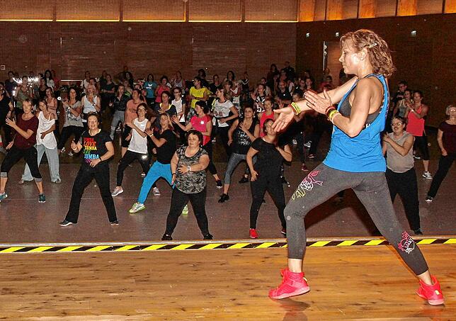 Zumba bringt beim TV Engen den ganzen Körper auf Schwung: Im Bild rechts Nathalie Ziegler, die es auf der Bühne der Stadthalle vormachte.