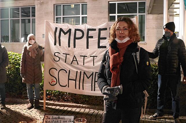 Zum ersten Mal nahmen Menschen in Singen auch an einer Mahnwache gegen die Corona-Protestzüge vor dem Rathaus teil. Vorne im Bild ist ...