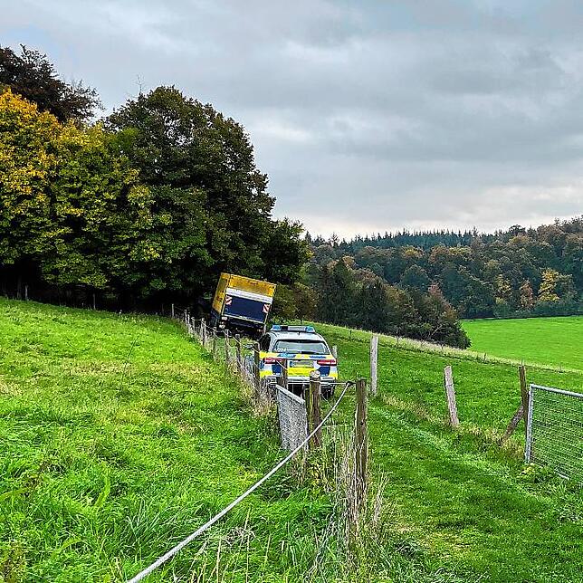 Die Polizei nimmt den Unfall vor Ort auf.