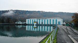 Eines der größten Rheinkraftwerke am Hochrhein ist das Rheinkraftwerk Albbruck-Dogern, das über einen Werkskanal mit Rheinwasser ...