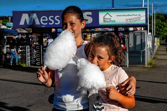 Ella Öztürk gönnt sich mit ihrer kleinen Schwester Nala eine leckere Zuckerwatte.