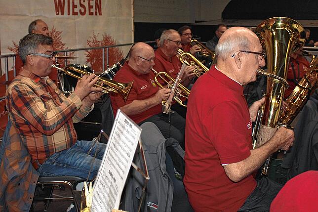 Zur Unterhaltung spielt neben Weilersbach und Bad Dürrheim auch der Musikverein Hochemmingen auf.