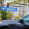 Ist der Verkehr auf der Straße vor der Grundschule Sonnenhalde zu schnell? Eltern und die Rektorin fürchten, dass Kinder unter die Räder ...