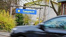 Ist der Verkehr auf der Straße vor der Grundschule Sonnenhalde zu schnell? Eltern und die Rektorin fürchten, dass Kinder unter die Räder ...
