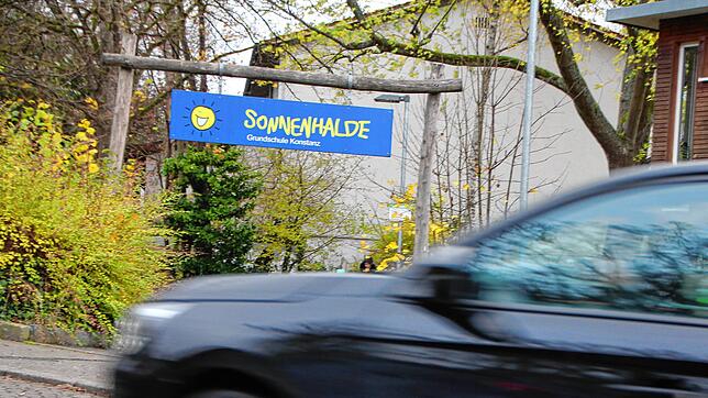 Ist der Verkehr auf der Straße vor der Grundschule Sonnenhalde zu schnell? Eltern und die Rektorin fürchten, dass Kinder unter die Räder ...