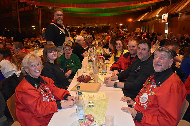 Mit Häs: Gute Stimmung mit Bürgermeister-Hästräger Thomas Fechtig (voren rechts), Narrenzunft Wurzelsepp und Geissen aus Münchingen.