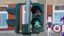 Die Ampel zwischen Bahnhof und Cano hat statt klassischen Fußgängern die Poppele als Symbole. Eine Straßenumfrage zeigt das Meinungsbild ...