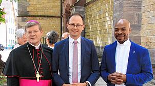 Erzbischof Stefan Burger besucht Bräunlingen (von links): Stefan Burger, Bürgermeister Micha Bächle und Pfarrer Norbert Nutsugan. Foto: ...