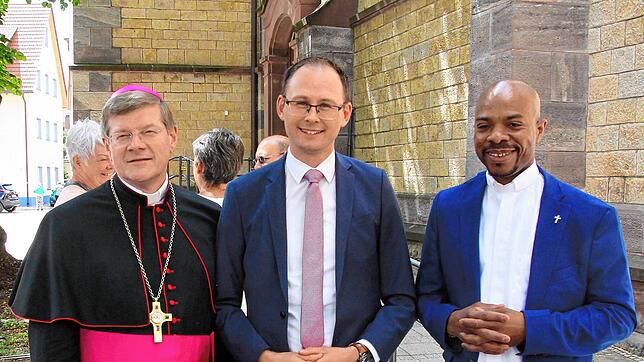 Erzbischof Stefan Burger besucht Bräunlingen (von links): Stefan Burger, Bürgermeister Micha Bächle und Pfarrer Norbert Nutsugan. Foto: ...